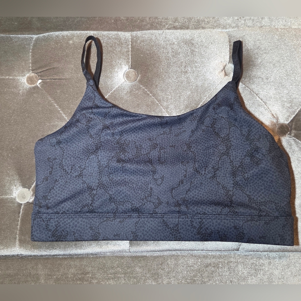 Elegant Black Patterned Sports Bra